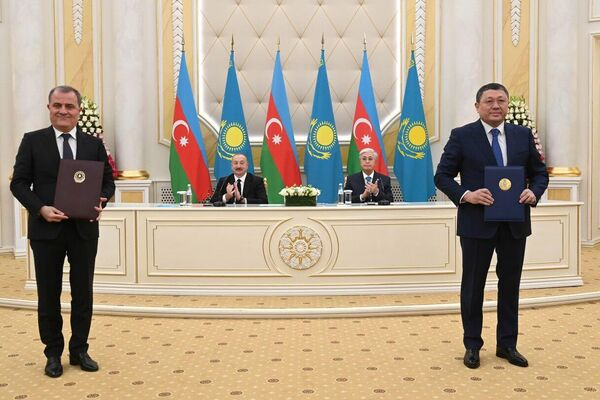 15 документов о сотрудничестве подписали Казахстан и Азербайджан