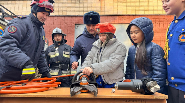К юбилею МЧС казахстанцы знакомятся с профессией спасателя К юбилею МЧС казахстанцы знакомятся с профессией спасателя