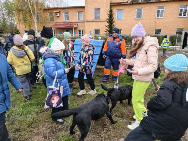 К юбилею МЧС казахстанцы знакомятся с профессией спасателя К юбилею МЧС казахстанцы знакомятся с профессией спасателя