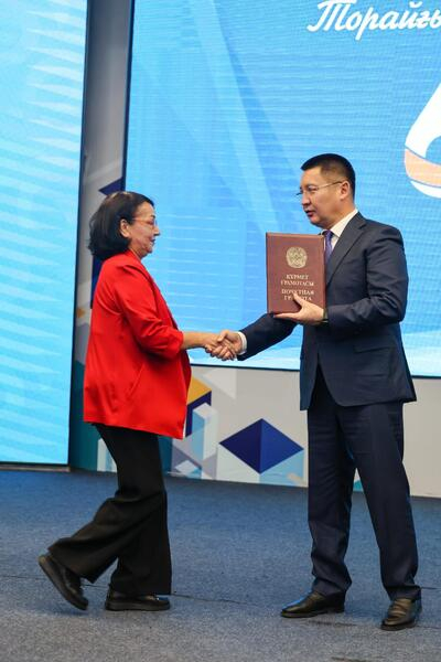 Аким Павлодарской области Асаин Байханов поздравил Торайгыров университет с 65-летием