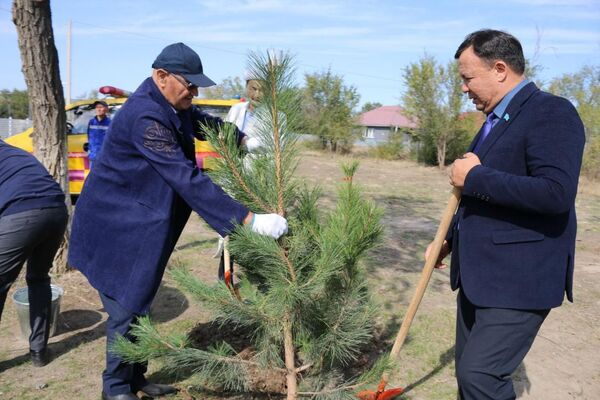 Мемориальную стелу установили на родине Нургисы Тлендиева в Алматинской области