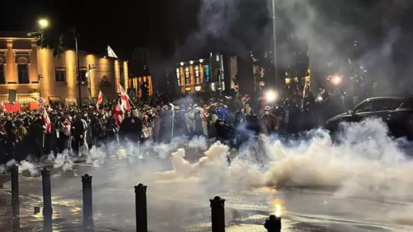 В Тбилиси оппозиция штурмовала президентский дворец в день местных выборов
В Тбилиси оппозиция штурмовала президентский дворец в день местных выборов