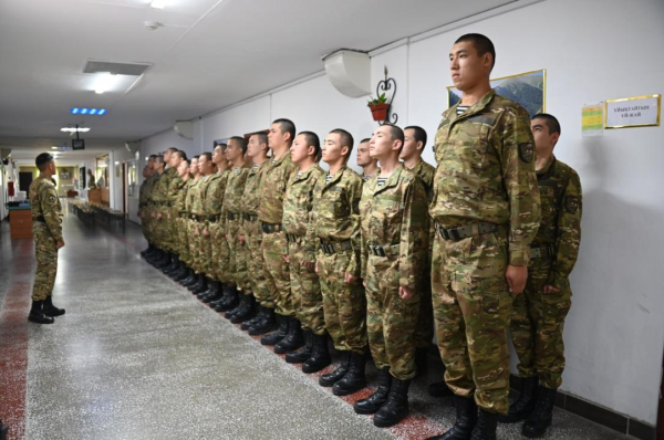 Самый высокий солдат служит в морской пехоте Казахстана