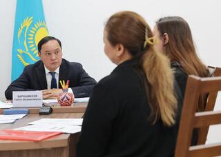 Слышащее государство: Ербол Карашукев провёл приём граждан Слышащее государство: Ербол Карашукев провёл приём граждан