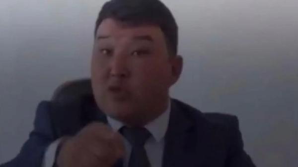 Суд наказал акима в ВКО за нецензурную ругань в адрес сельчан
Суд наказал акима в ВКО за нецензурную ругань в адрес сельчан