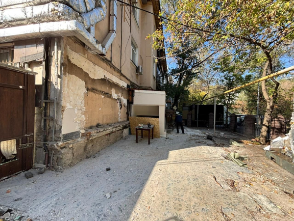 
Незаконную пристройку на проспекте Абылай хана снесли в Алматы
