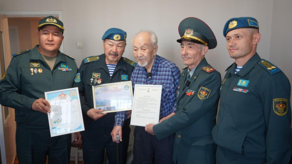 101-летний герой войны принимает поздравления в День Республики 101-летний герой войны принимает поздравления в День Республики