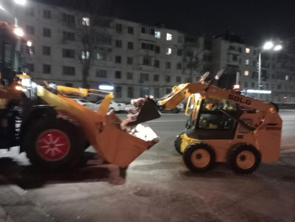 Коммунальные службы продолжают масштабную очистку столицы от снега