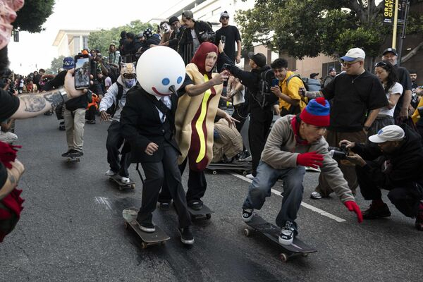 Свадебный футбол и пикантный заплыв ведьм: итоги недели в 10 забавных кадрах Свадебный футбол и пикантный заплыв ведьм: итоги недели в 10 забавных кадрах