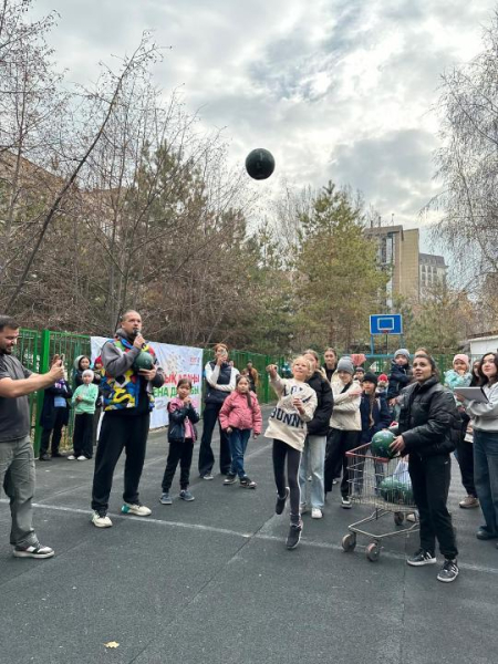 Турнир «Весёлые старты» собрал семьи Алмалинского района на одном дворе