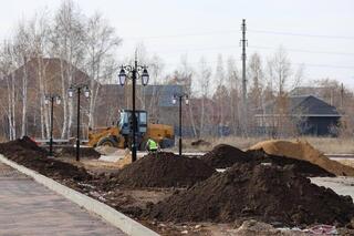 В Макинске завершается благоустройство городского парка