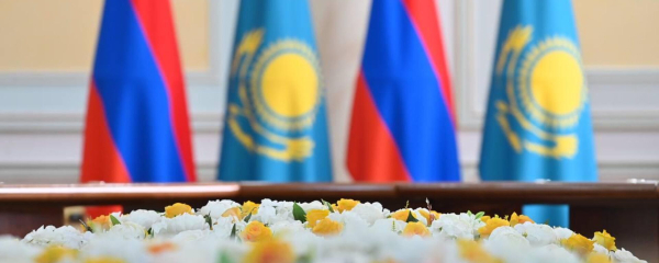 Президент Казахстана наградил премьера Армении орденом "Алтын Кыран" ("Золотой орел")