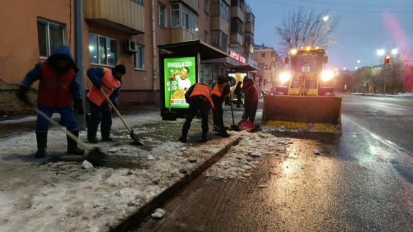 Коммунальные службы столицы усилили работу: сотни рейсов по вывозу снега