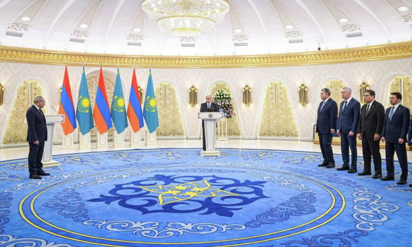 Президент Казахстана наградил премьера Армении орденом "Алтын Кыран" ("Золотой орел")