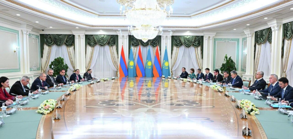 Касым-Жомарт Токаев и Никол Пашинян провели переговоры в Акорде