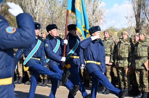 В Актауском гарнизоне свыше 200 солдат простились с Боевым знаменем