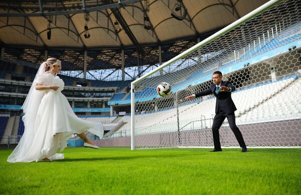 Свадебный футбол и пикантный заплыв ведьм: итоги недели в 10 забавных кадрах Свадебный футбол и пикантный заплыв ведьм: итоги недели в 10 забавных кадрах