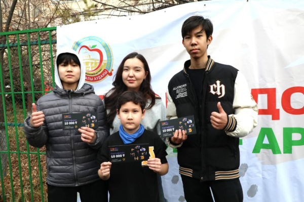 Турнир «Весёлые старты» собрал семьи Алмалинского района на одном дворе