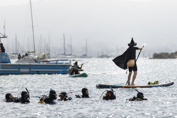 Свадебный футбол и пикантный заплыв ведьм: итоги недели в 10 забавных кадрах Свадебный футбол и пикантный заплыв ведьм: итоги недели в 10 забавных кадрах