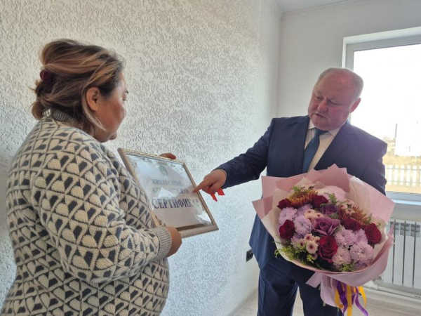 Многодетная семья в Егиндыкольском районе получила новую квартиру