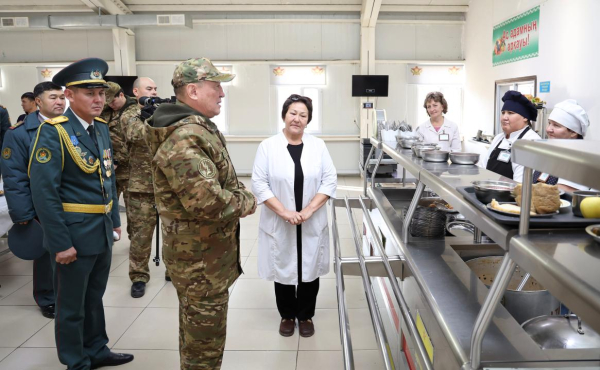 Даурен Косанов проверил боеготовность и условия службы в Луговском гарнизоне