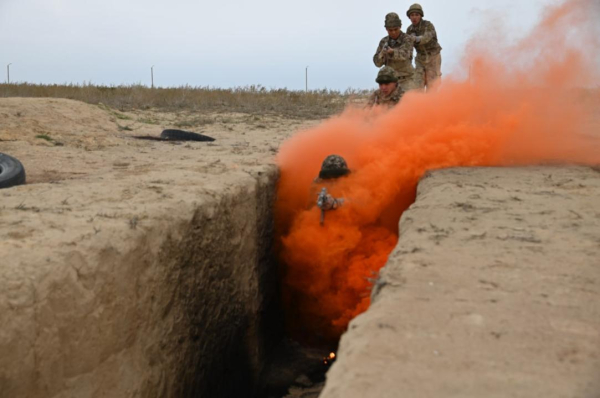В Актауском гарнизоне более шестисот морских пехотинцев прошли обкатку танком