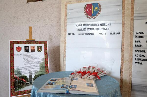 Мемориальную доску в память о погибшем казахстанском офицере открыли в Турции 