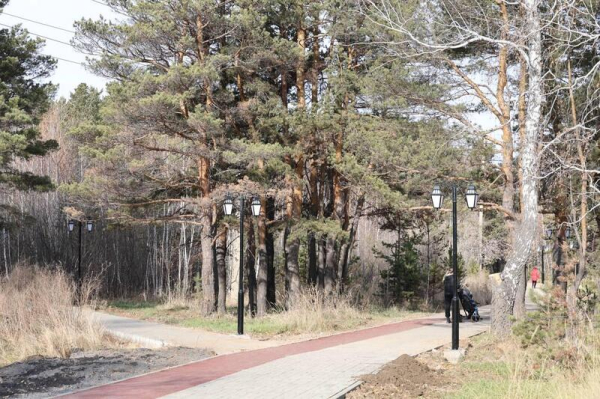 В Макинске завершается благоустройство городского парка