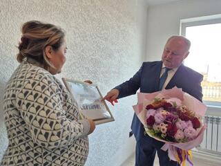 Многодетная семья в Егиндыкольском районе получила новую квартиру