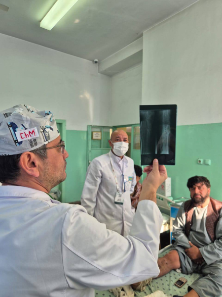 
"Оперировали в ограниченных условиях". Казахстанские медики закончили гуманитарную миссию в Афганистане
