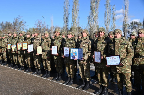 В Актауском гарнизоне свыше 200 солдат простились с Боевым знаменем