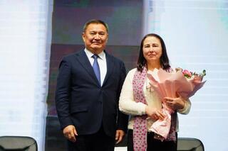 Марат Ахметжанов вручил ключи пострадавшим от паводка жителям села Зеренда