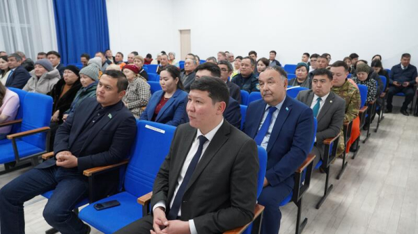 Аким города провёл отчетную встречу с жителями поселка Станционный.