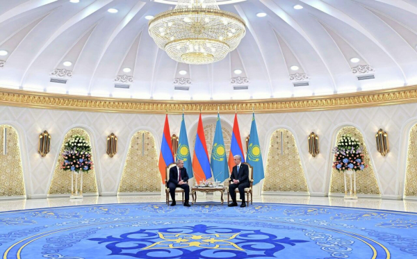 Касым-Жомарт Токаев и Никол Пашинян провели переговоры в Акорде