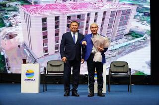 Марат Ахметжанов вручил ключи пострадавшим от паводка жителям села Зеренда