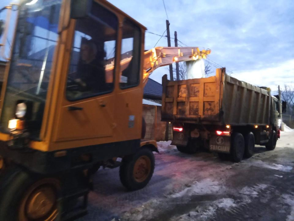 Коммунальные службы столицы усилили работу: сотни рейсов по вывозу снега