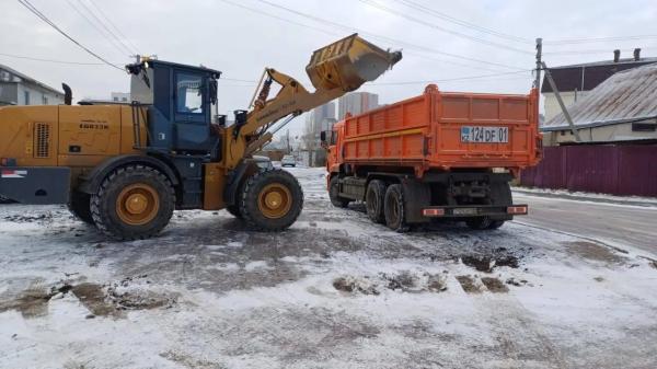 Первый снег выпал в Астане, улицы очищают 2500 рабочих
 
Первый снег выпал в Астане, улицы очищают 2500 рабочих