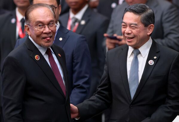 Свадебный футбол и пикантный заплыв ведьм: итоги недели в 10 забавных кадрах Свадебный футбол и пикантный заплыв ведьм: итоги недели в 10 забавных кадрах