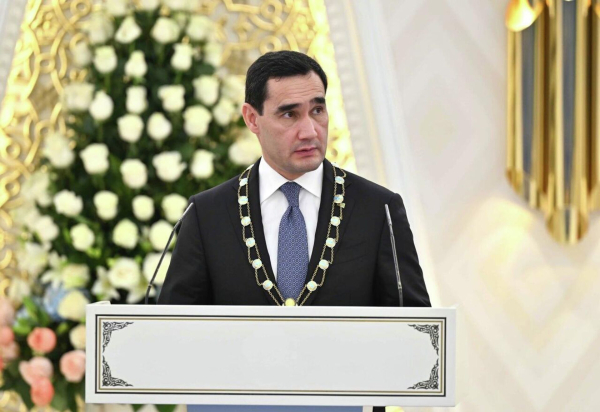 Токаев наградил Бердымухамедова орденом "Алтын Кыран"