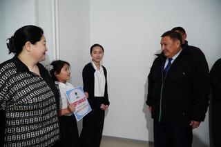 Марат Ахметжанов вручил ключи пострадавшим от паводка жителям села Зеренда