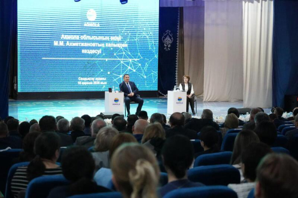 Аким области обсудил с жителями Зеренды развитие сельского хозяйства, промышленности и социальной сферы