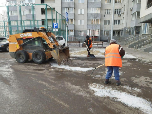 Коммунальные службы продолжают масштабную очистку столицы от снега