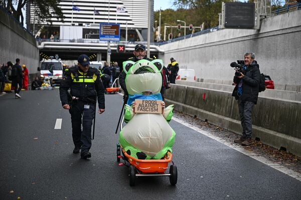 Свадебный футбол и пикантный заплыв ведьм: итоги недели в 10 забавных кадрах Свадебный футбол и пикантный заплыв ведьм: итоги недели в 10 забавных кадрах