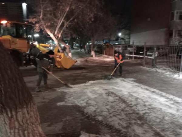 Коммунальные службы продолжают масштабную очистку столицы от снега