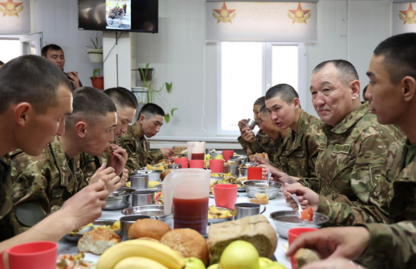 Даурен Косанов проверил боеготовность и условия службы в Луговском гарнизоне