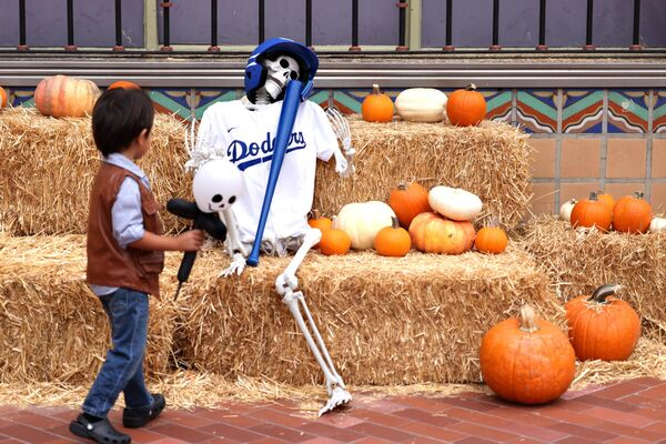 Свадебный футбол и пикантный заплыв ведьм: итоги недели в 10 забавных кадрах Свадебный футбол и пикантный заплыв ведьм: итоги недели в 10 забавных кадрах