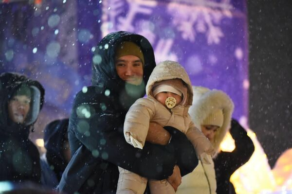 В Алматы зажгли главную новогоднюю елку