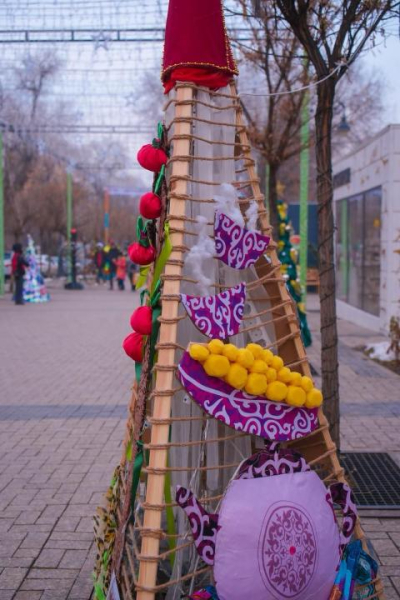 Театр под открытым небом и экоёлки: в Алматы прошёл новогодний фестиваль Театр под открытым небом и экоёлки: в Алматы прошёл новогодний фестиваль