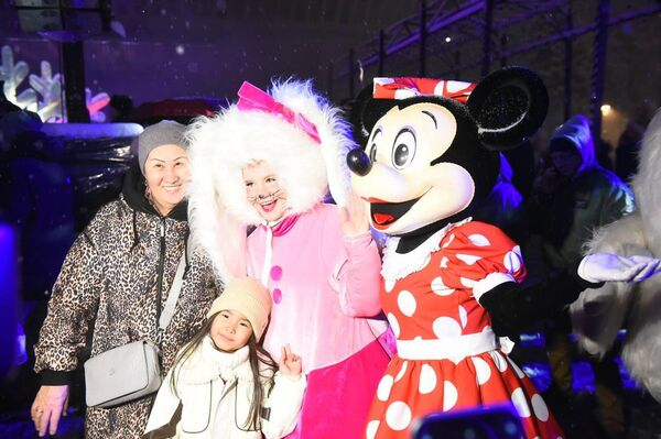 В Алматы зажгли главную новогоднюю елку