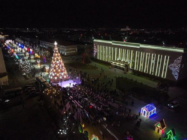 
Сияние зимы: как выглядят главные новогодние ёлки в городах Казахстана
